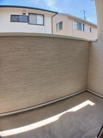 暖かな日差しのふりそそぐバルコニー フロイデ北斎院