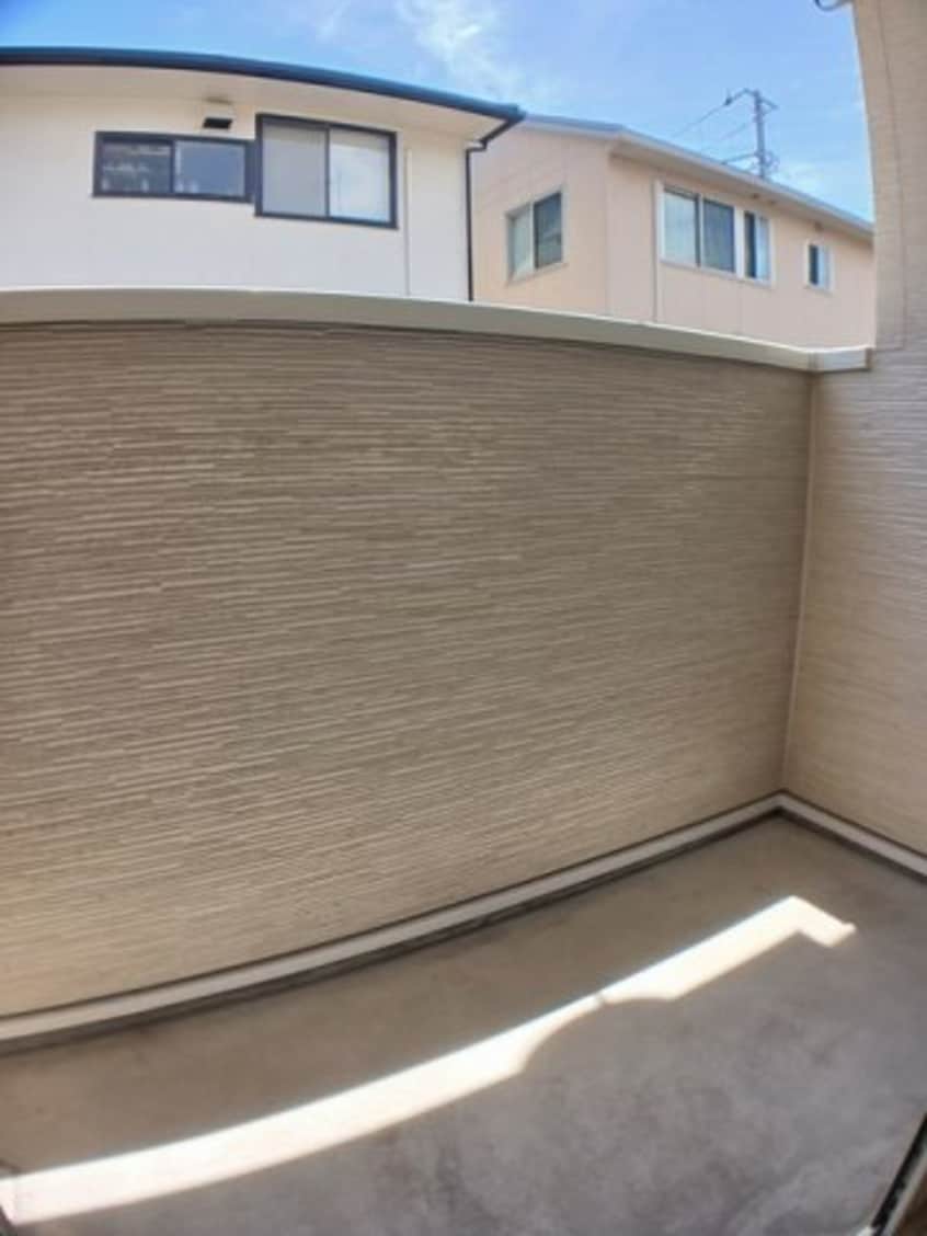 暖かな日差しのふりそそぐバルコニー フロイデ北斎院