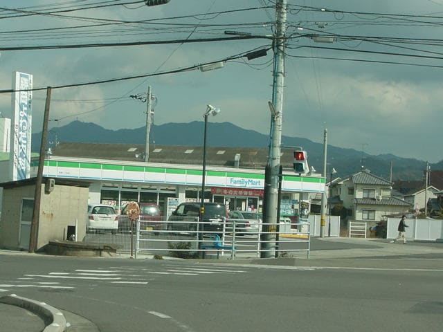 ファミリーマート松山生協西余戸店まで1,225ｍ シャイン・ウェスト