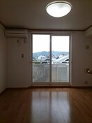 ゆったり過ごせる居間です セントラルヒルズⅢ