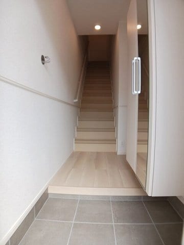 収納もある玄関です ポプラⅠ