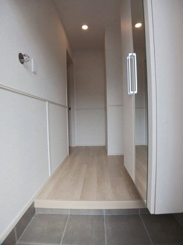 収納もある玄関です ポプラⅠ