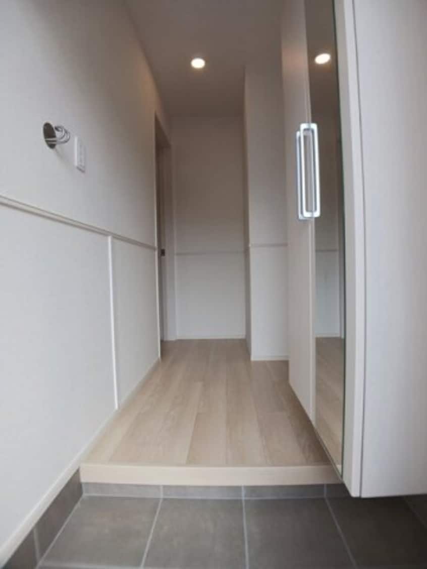 収納もある玄関です ポプラⅠ