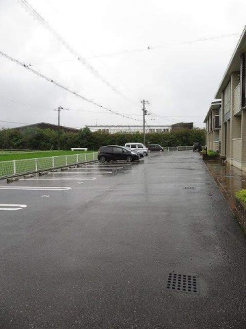 車をお持ちの方に嬉しい駐車場付きの物件です マーベラス・Ｗ　Ⅱ