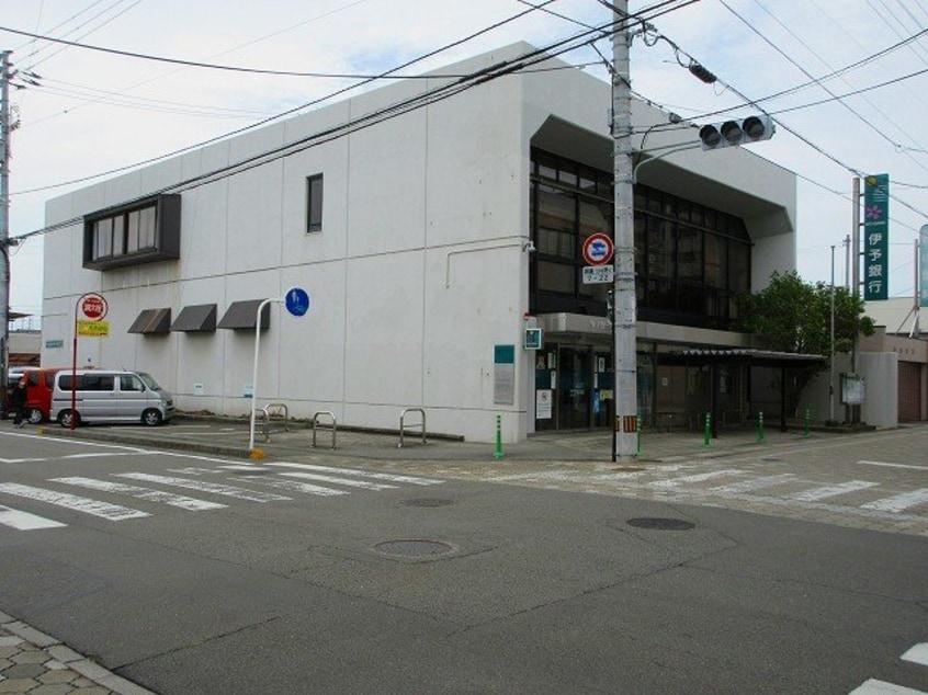 伊予銀行郡中支店様まで1700m フランアンジュ