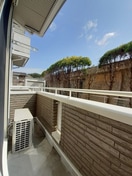 開放的で明るい空間を演出してくれるバルコニーです メゾン・ラ・ジェルメ