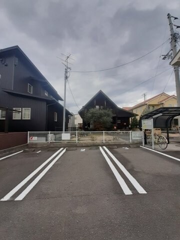 駐車場完備です ラルジュ