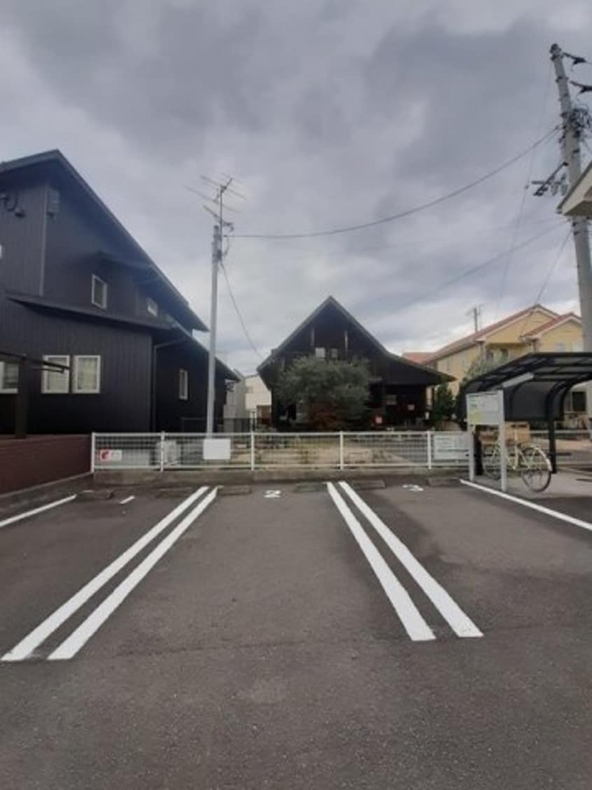 駐車場完備です ラルジュ