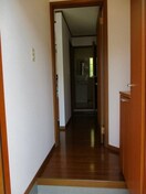 収納もある玄関です アグレブル北吉田