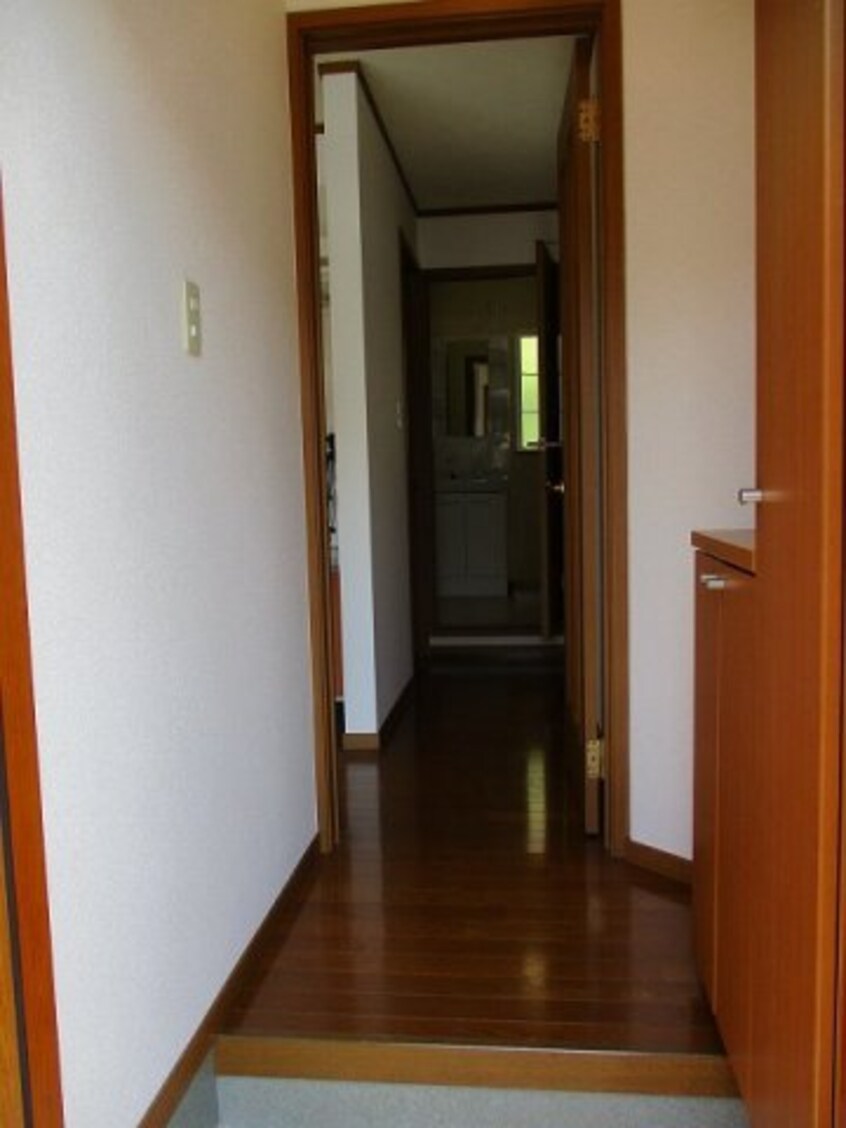 収納もある玄関です アグレブル北吉田