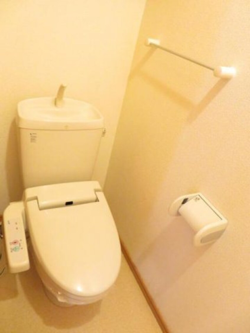 落ち着いた色調のトイレです アルフィーノはるＤ