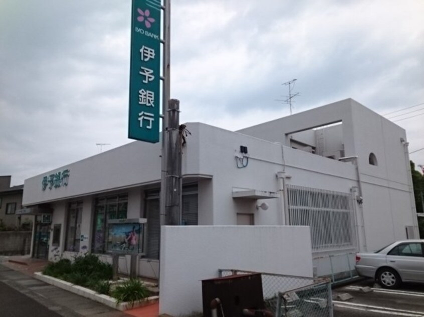 伊予銀行小栗支店様まで500m レーベン・バオム　Ｂ