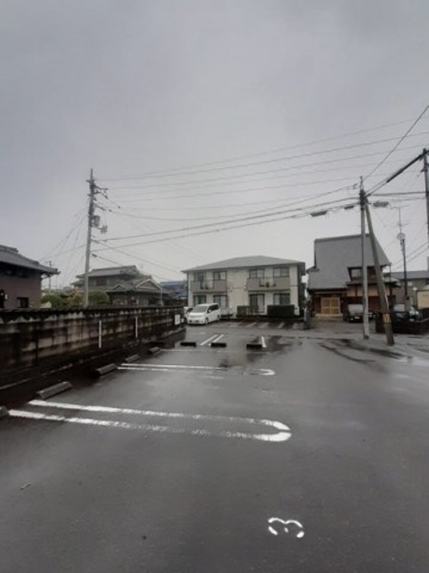 車をお持ちの方に嬉しい駐車場付きの物件です Ｆａｖｏｒ筒井