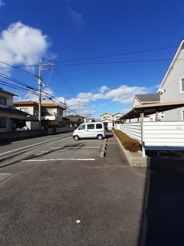 車をお持ちの方に嬉しい駐車場付きの物件です ウエストコート　Ｂ