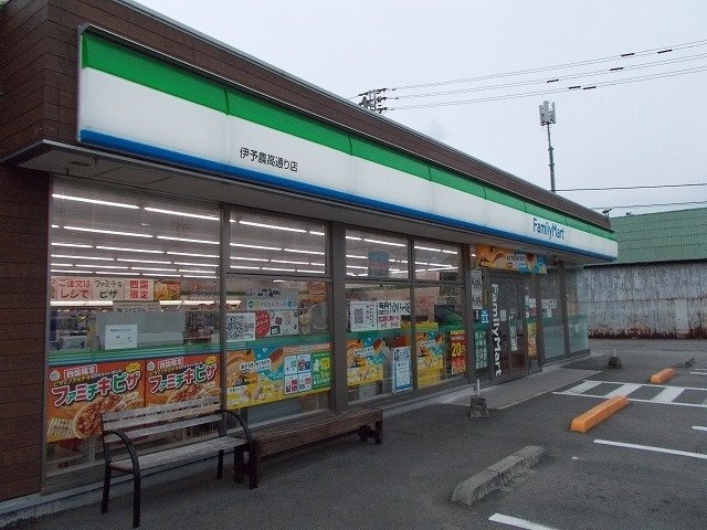 ファミリーマート伊予農高通店様まで450m フィオリーレ