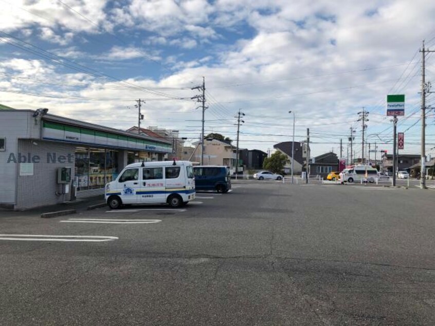 ファミリーマート高浜屋敷町四丁目店(コンビニ)まで363m ホワイトベリー