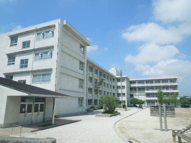 松山市立久米小学校 237m 鷹子渡部住宅