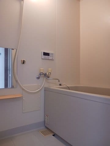 日々の疲れを癒すお風呂付です ＣＲＥＳＴＡＬＬ　ＫＢ
