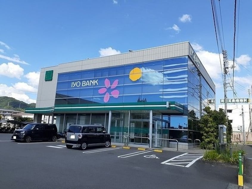 伊予銀行久米支店様まで1400m ＣＲＥＳＴＡＬＬ　ＫＢ