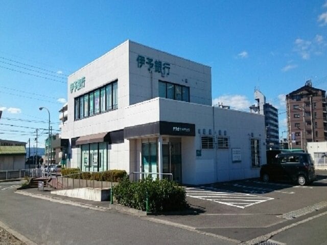 伊予銀行牛渕支店様まで170m ハウス　クレメント　Ａ