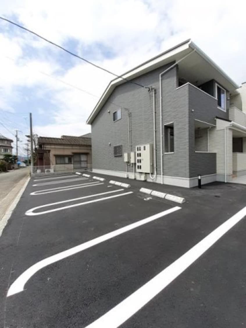 車をお持ちの方に嬉しい駐車場付きの物件です ディアコート東方