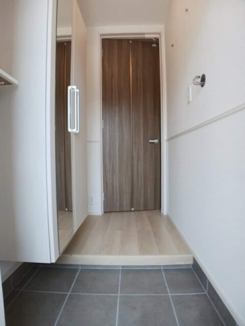 明るい玄関です ＤＫ　ＳＥＬＥＣＴ　ラフィネⅡ