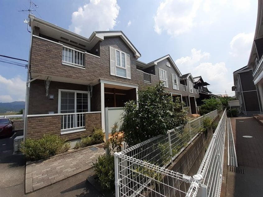 落ち着いた雰囲気の外観です エアリーヴィラＮ