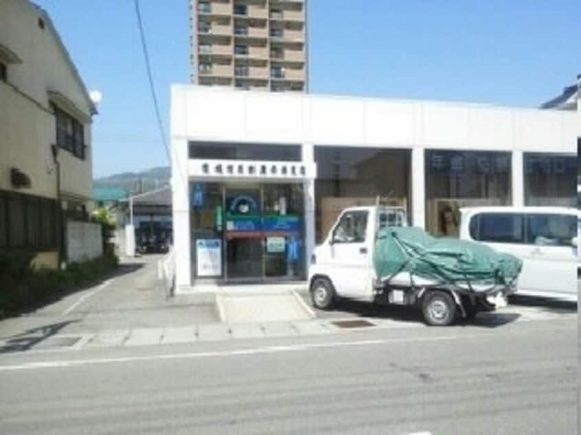 愛媛信用金庫様まで390m エアリーヴィラＮ