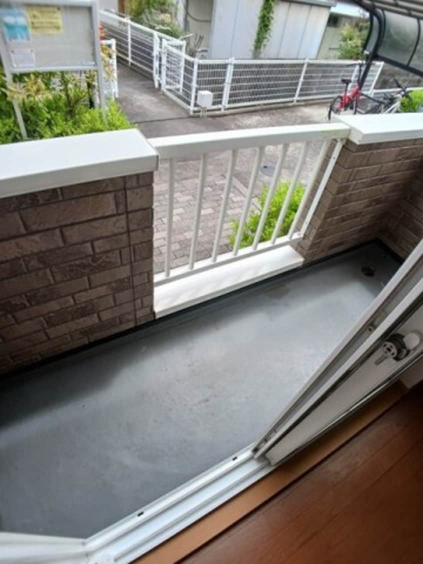 暖かな日差しのふりそそぐバルコニー エアリーヴィラＮ