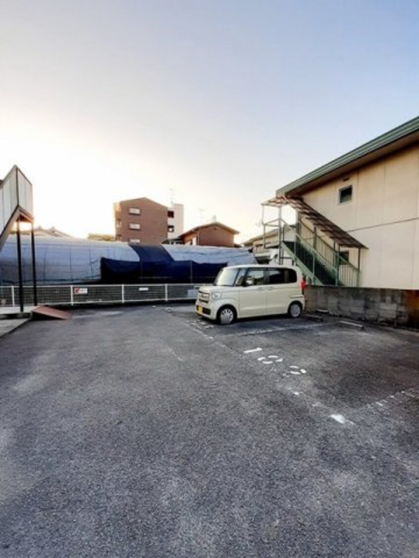 車をお持ちの方に嬉しい駐車場付きの物件です エスポワール　エル