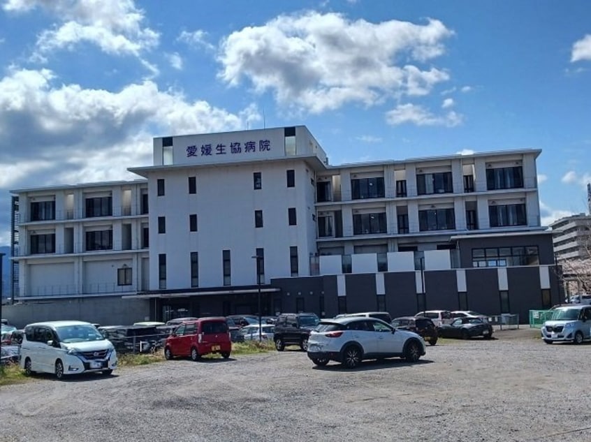 愛媛生協病院様まで1300m ガーデンヒルズ・ＬａＬａ　Ａ