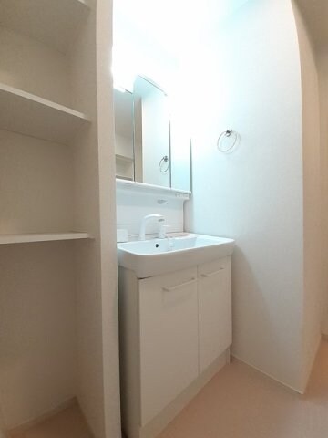 明るい洗面所です マルグリット