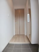 収納もある玄関です メゾン・オーブ