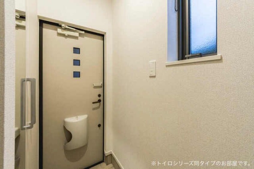 明るい玄関です メゾン・モンタン