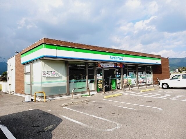 ファミリーマート東温南方店様まで600m メゾン・モンタン