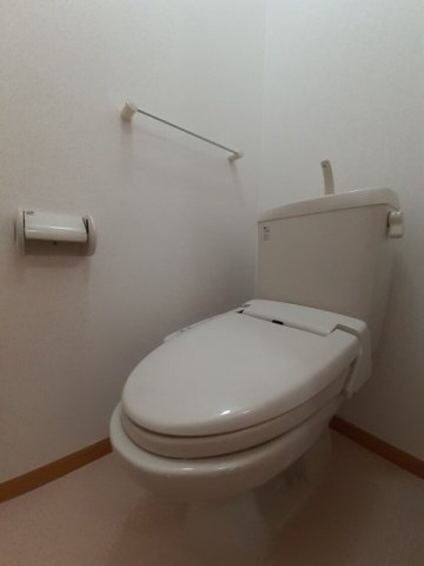 落ち着いたトイレです ル　トワ　ヴェールＢ