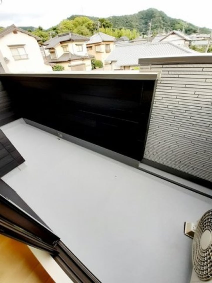 バルコニーからの眺めを楽しみながら食事をしませんか ココ・クレール