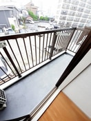 暖かな日差しのふりそそぐバルコニー シティ森