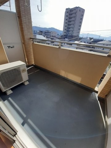 外からの目が気にならないバルコニーで洗濯物が干せます ベル・オーブⅡ