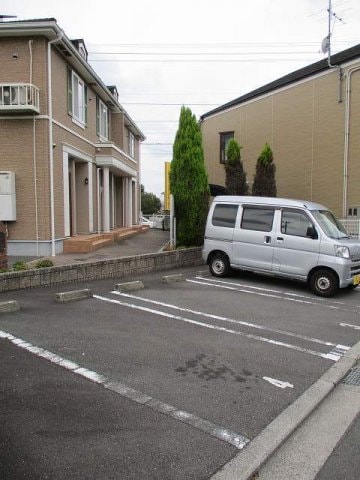 車をお持ちの方に嬉しい駐車場付きの物件です アドラブール