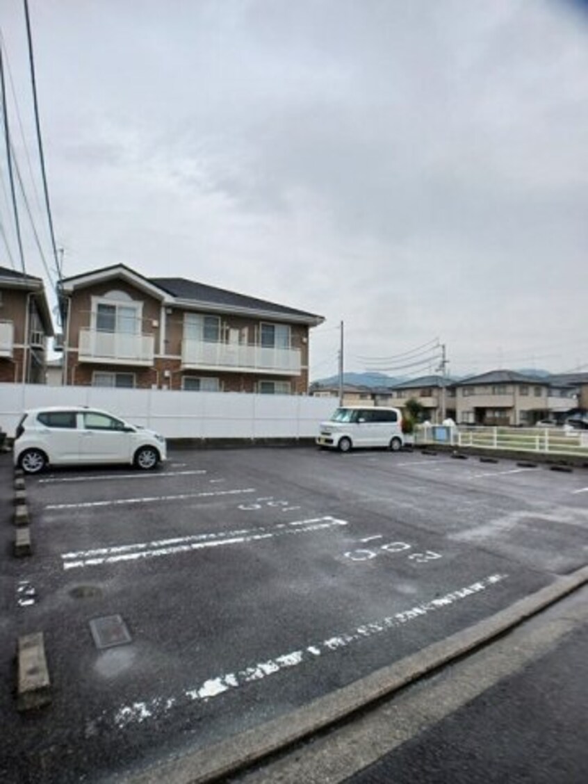 車をお持ちの方に嬉しい駐車場付きの物件です リヴィエールＣ