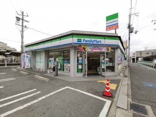 ファミリーマート 大阪金剛駅前店(コンビニ)まで282m ラ・グレース金剛