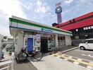 ファミリーマート 富田林喜志駅前店(コンビニ)まで173m レジデンス喜志