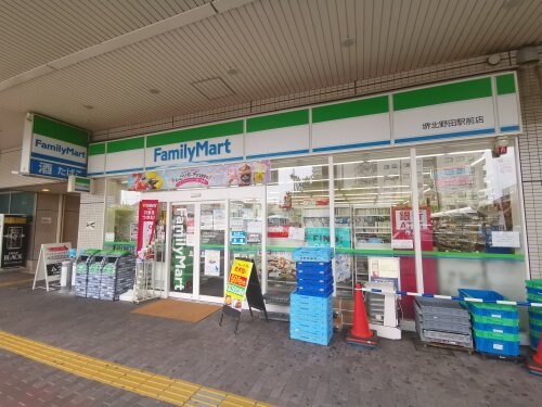 ファミリーマート 堺北野田駅前店(コンビニ)まで373m エステート北野田