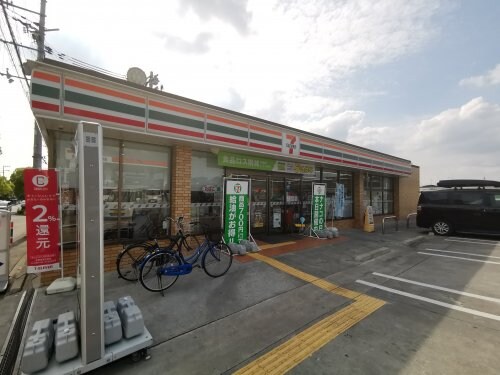 セブンイレブン 富田林久野喜台店(コンビニ)まで883m フルールふじさわ台