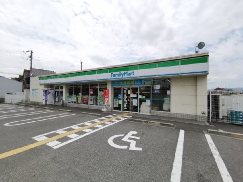 ファミリーマート 富田林中野町店(コンビニ)まで326m ドルミ・イヌイ