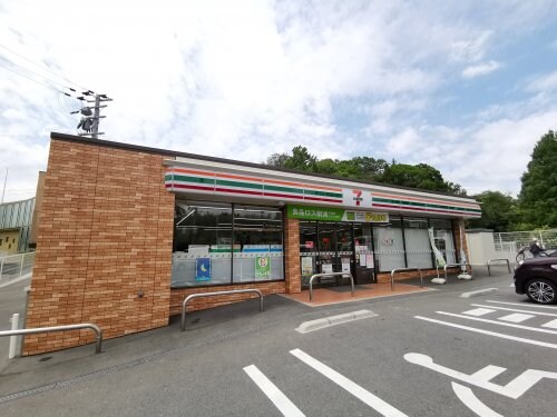 セブンイレブン 富田林梅の里店(コンビニ)まで310m 近鉄長野線/喜志駅 徒歩8分 1階 築6年