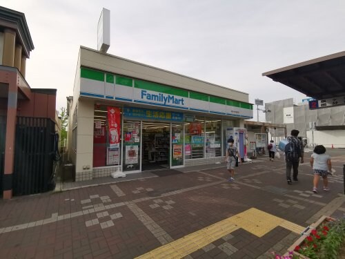 ファミリーマート 栂美木多駅前店(コンビニ)まで1088m ロッシュ・フォーレ