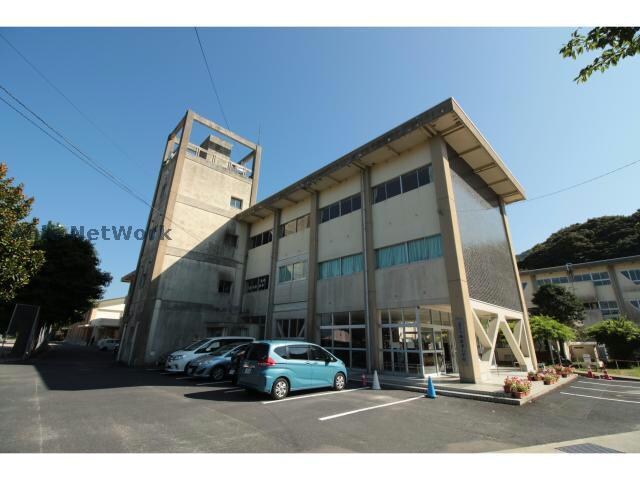 唐津市立西唐津小学校(小学校)まで522m シャングリラ西唐津