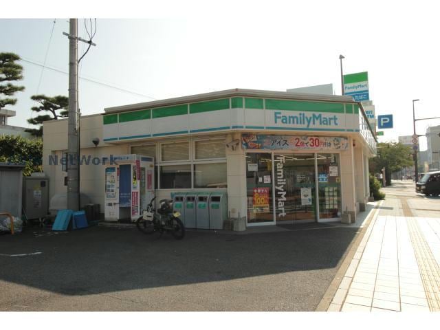 ファミリーマート唐津市役所前店(コンビニ)まで712m grace･fleur唐津駅前